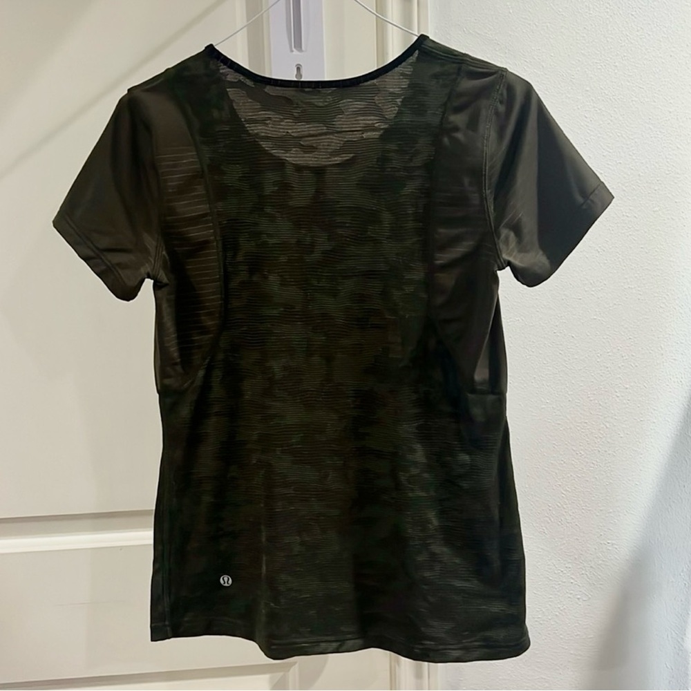 Lululemon Train to Be Short Sleeve Tee Dot Camo green 6 yoga EUC flawless​​